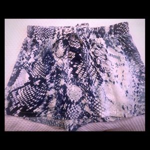 Olivaceous snake skin printed short M